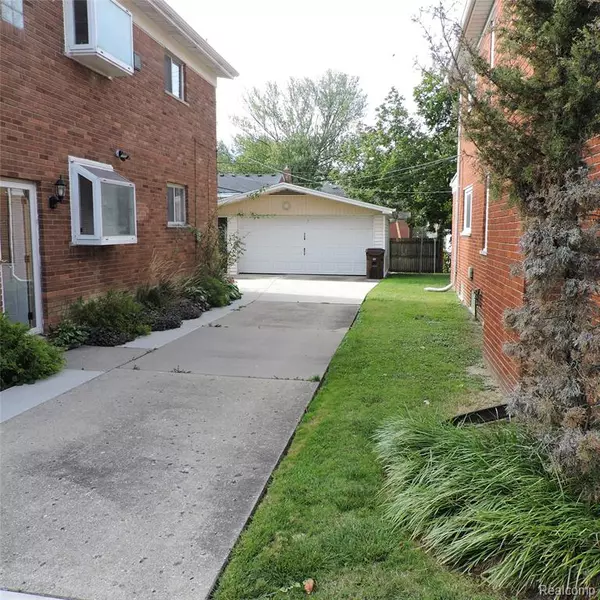Grosse Pointe Woods, MI 48236 1575,1985 Vernier Road