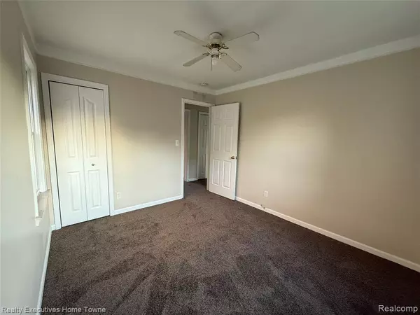 Roseville, MI 48066 7917,27336 Ridgewood Street