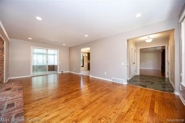 Beverly Hills, MI 48025 4758,30830 Lincolnshire