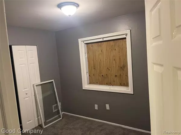 Pontiac, MI 48340 2528,32 N Merrimac Street