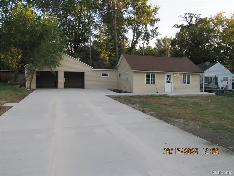 121 W Columbia Avenue, Pontiac, MI 48340 1811