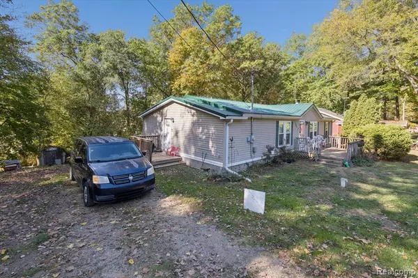 Columbiaville, MI 48421 9741,1325 Hillside Drive