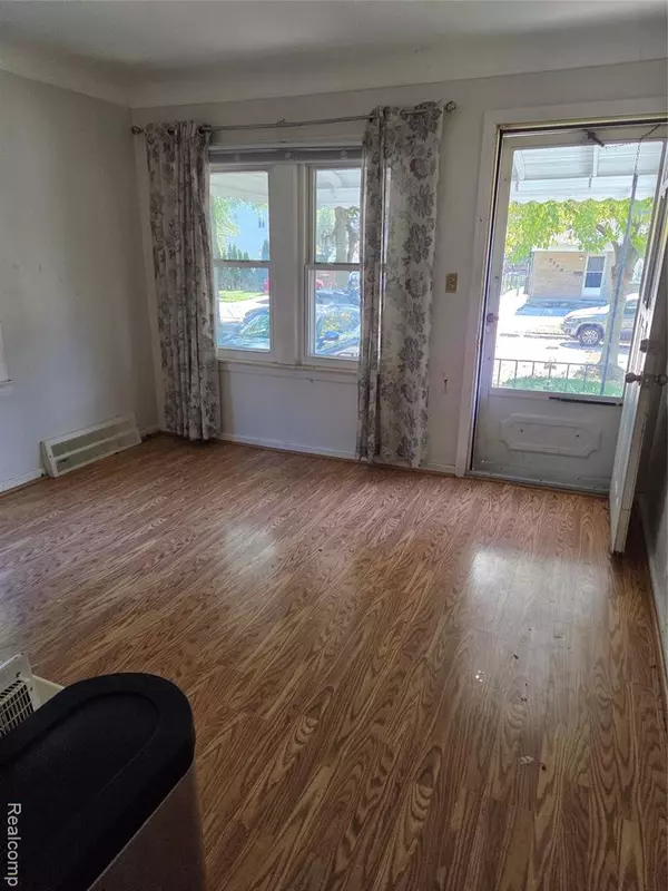 Grosse Pointe Woods, MI 48236 1338,2138 Ridgemont Road