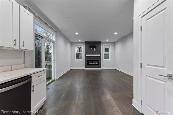 Waterford, MI 48328 4026,4003 ELMHURST Road