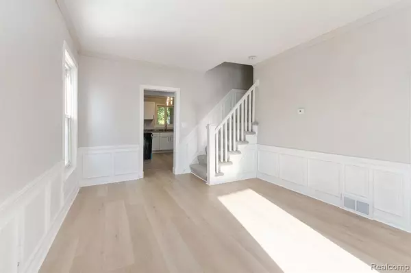 Mount Clemens, MI 48043,11 S Gratiot Avenue