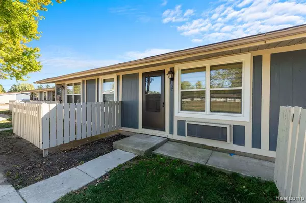 6 Roanoke Lane, Rochester Hills, MI 48309 1420