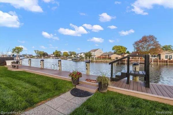 Harrison Twp, MI 48045 5716,39470 Venetian Drive