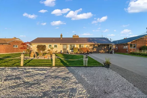 Harrison Twp, MI 48045 5716,39470 Venetian Drive