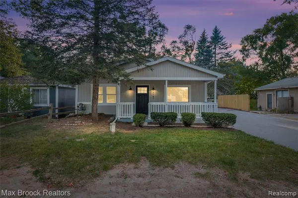 3187 Woodlawn Street, Commerce Twp, MI 48390 1493