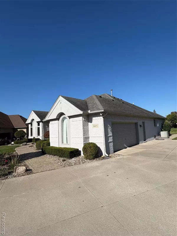 Macomb, MI 48042 4019,52271 Buckskin Drive