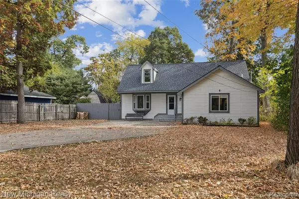 Waterford, MI 48327 1148,2262 Overridge Avenue