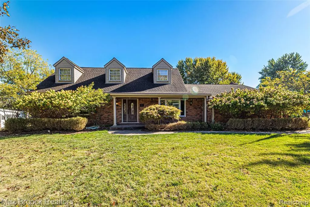 Bloomfield Hills, MI 48301 1067,5605 Woodwind Drive