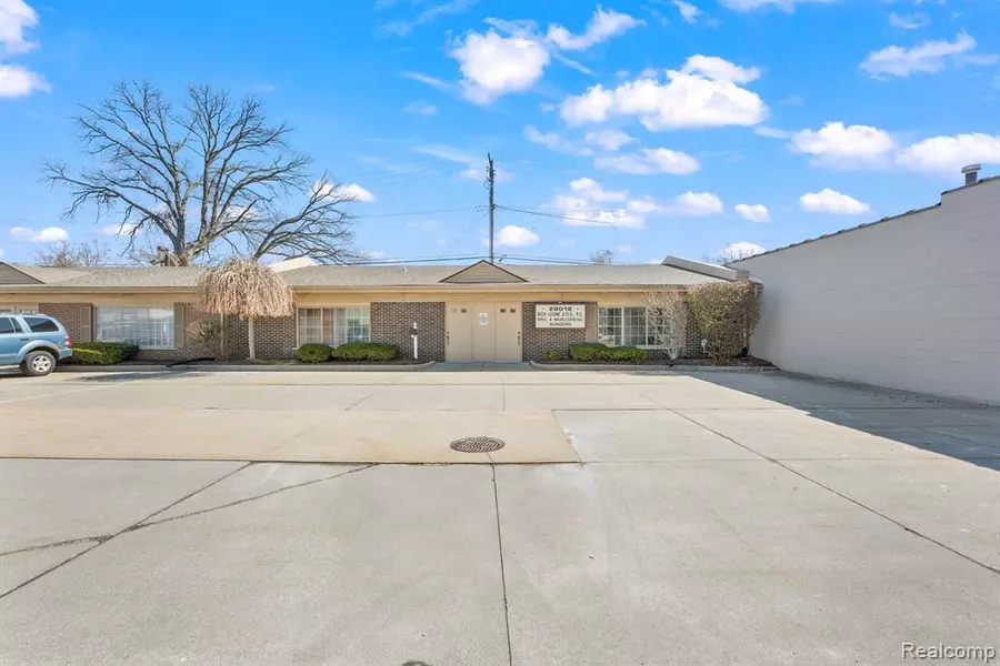 28018 HARPER Avenue, Saint Clair Shores, MI 48081 1562