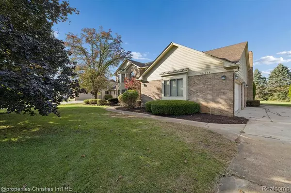 Novi, MI 48374 2742,48818 Pebble Lane