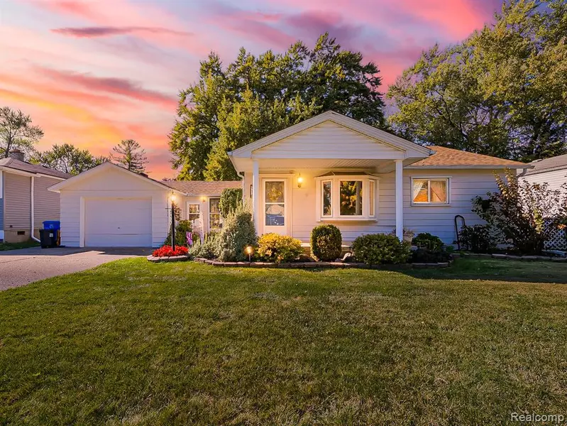 4656 Edgewood Street, Dearborn Heights, MI 48125 3230