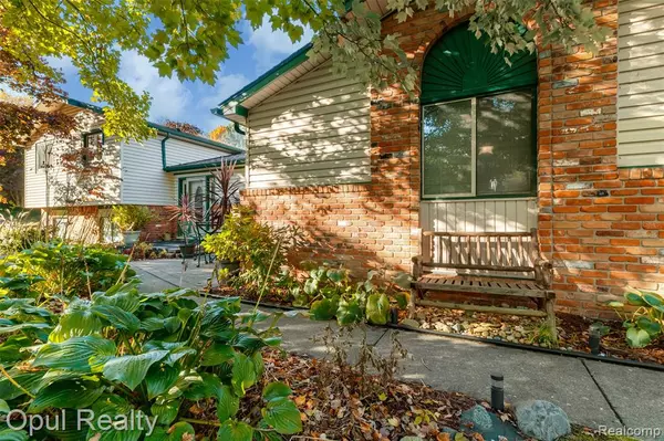 Brighton, MI 48116 9431,5885 Cedar Knoll Drive