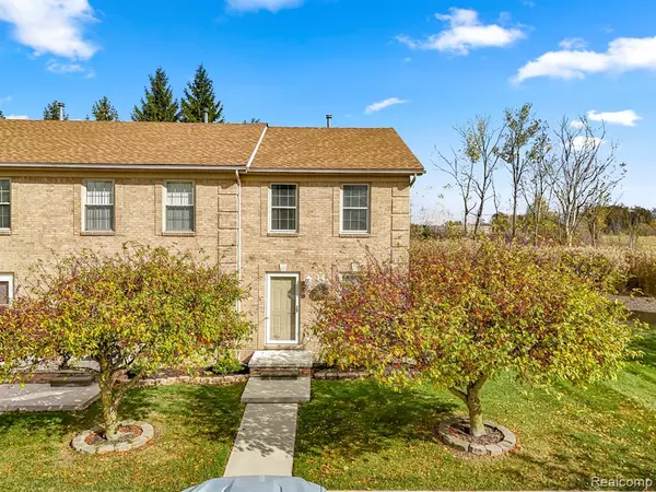 29307 W Jefferson Avenue, Gibraltar, MI 48173 9573