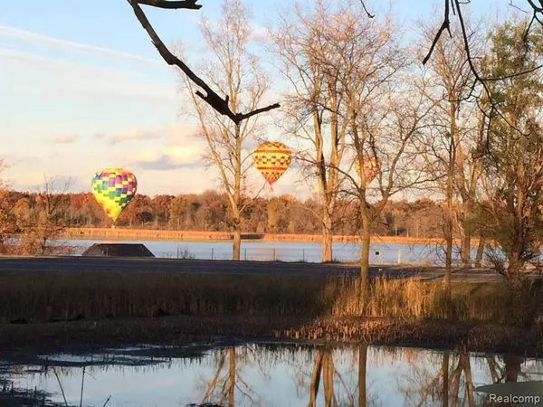 South Lyon, MI 48178 9518,13278 9 Mile Road