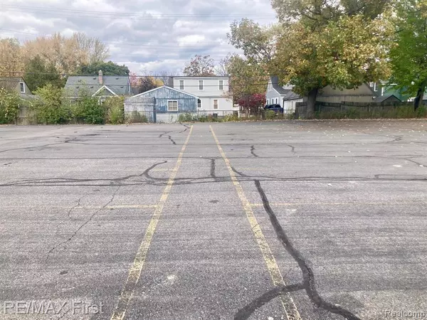 Royal Oak, MI 48067 1125,1114 Catalpa Drive