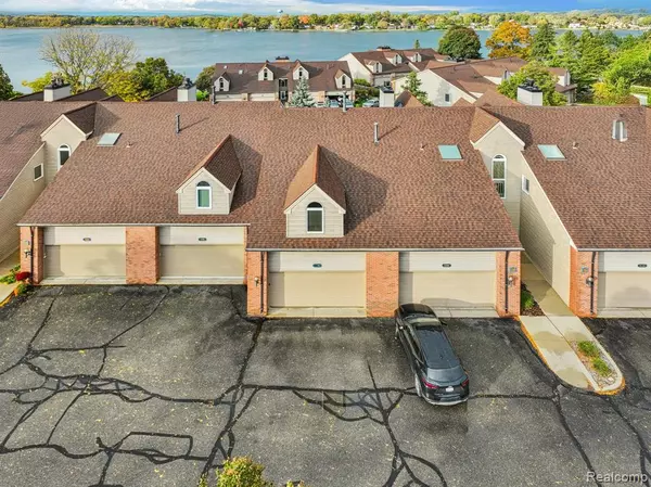 Waterford, MI 48329 4219,3388 Loon Lake Court