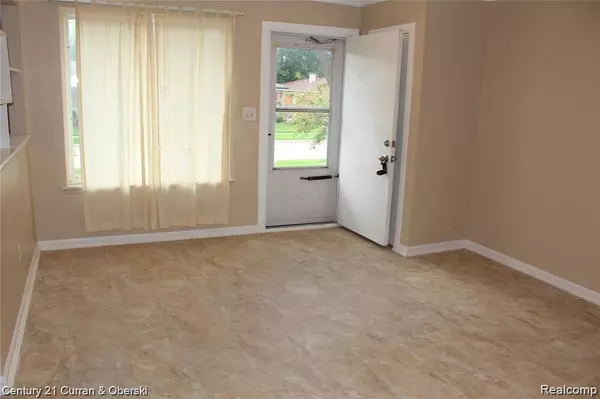 Dearborn Heights, MI 48127 3211,6198 MAYBURN Street