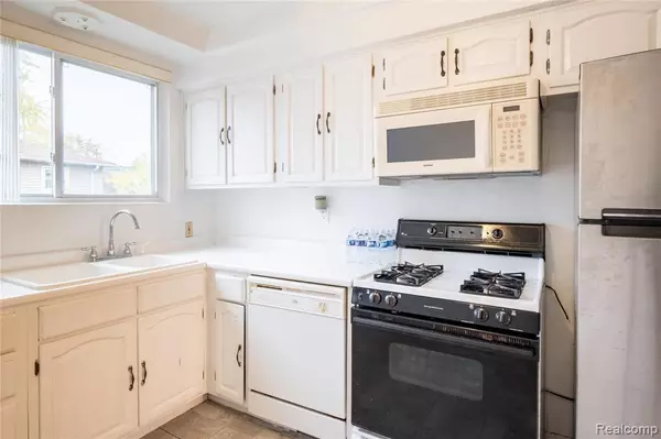 Pontiac, MI 48341 1014,331 Elizabeth Lake Road