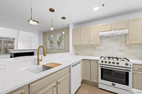 Walled Lake, MI 48390 3526,145 E Bay Drive