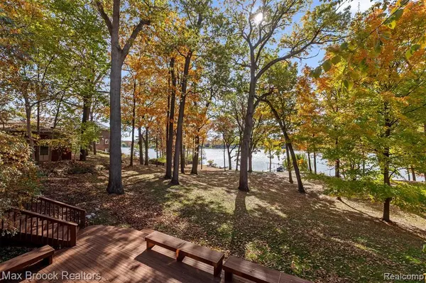 West Bloomfield, MI 48324 1877,2121 Uplong Street