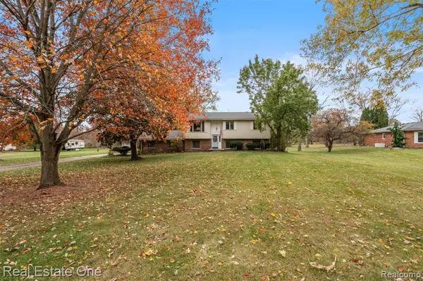 Almont, MI 48003 8732,5122 Elizabeth Lane