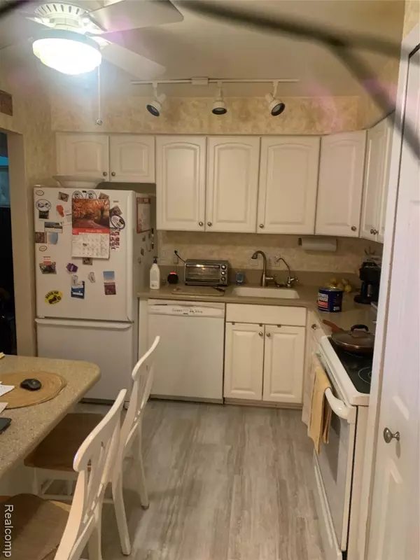 Farmington, MI 48336 4372,30789 Shiawassee Road