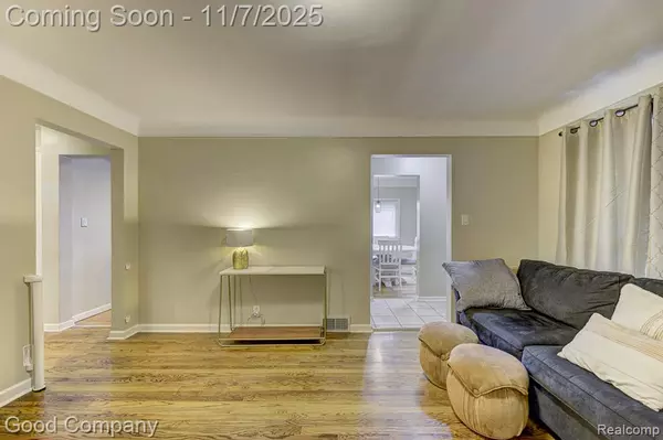 Oak Park, MI 48237 6801,23580 Rensselaer Street