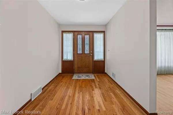 Farmington, MI 48335 3515,23751 Gill Road