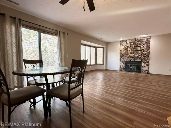 Waterford, MI 48327 1771,470 Woodstone Road