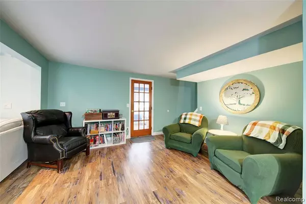 Walled Lake, MI 48390 3519,212 Hillcroft Drive