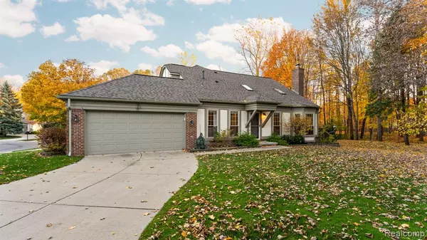 Canton, MI 48188 2075,41784 WHITE TAIL Lane