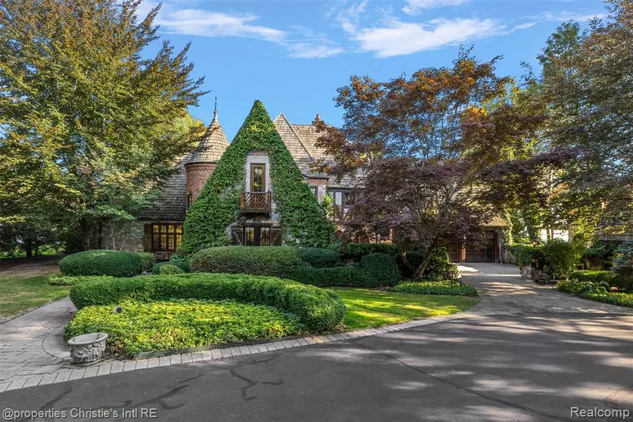 49016 Pointe Lakeview Drive, Chesterfield, MI 48047