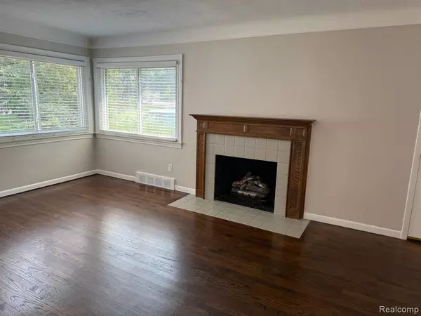 Birmingham, MI 48009 5889,671 Coolidge Road