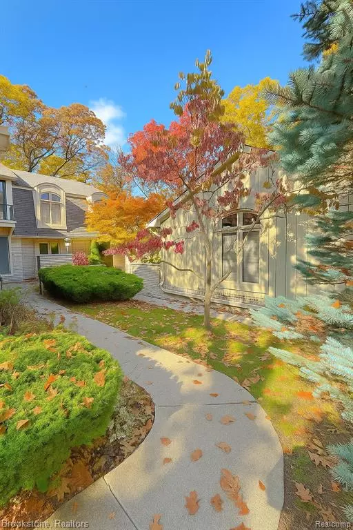 Bloomfield Hills, MI 48304 1233,1289 Greenglen Court