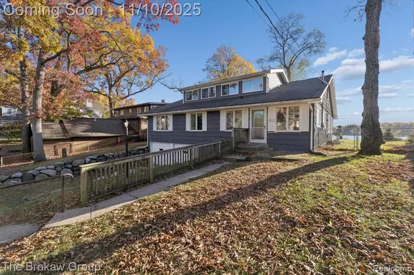 Waterford, MI 48329 1112,3853 Dorothy Lane