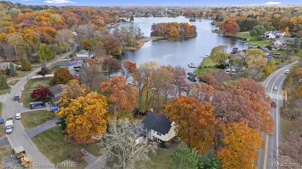 Clarkston, MI 48346 2720,4602 Curtis Lane