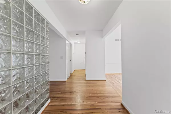 Bloomfield Hills, MI 48301 1738,750 Trailwood Path