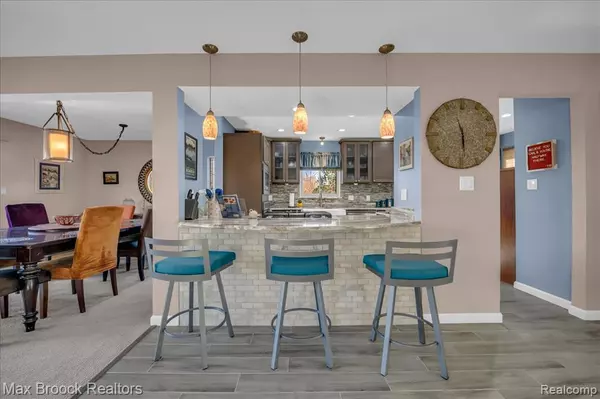 West Bloomfield, MI 48323 3429,5415 Fairway Lane