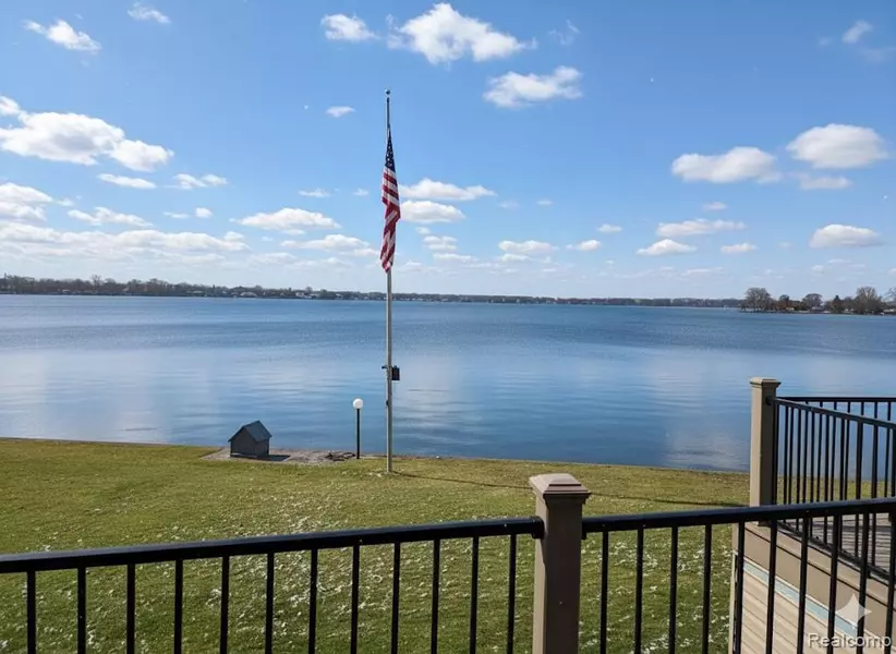 106 E Walled Lake Drive, Walled Lake, MI 48390 3516