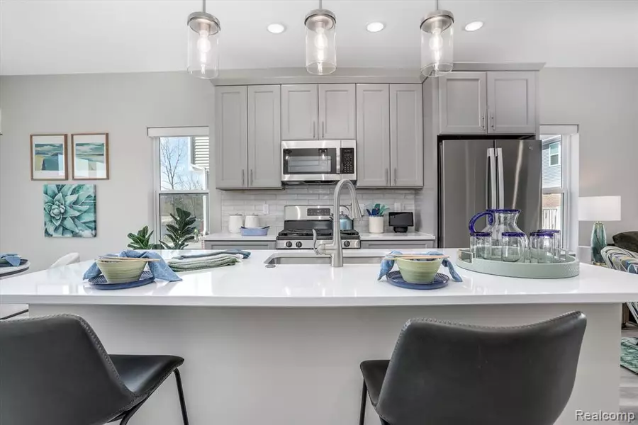 33010 Rougeside Trail Road, Farmington, MI 48336