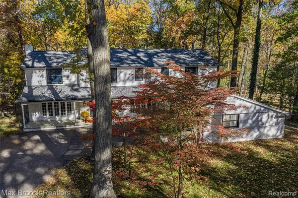 Bloomfield Hills, MI 48304 3073,433 Whippers In Court