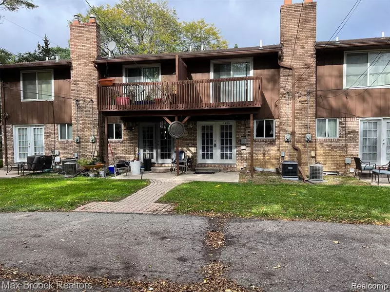 5135 Cass Elizabeth Road, Waterford, MI 48327 3224