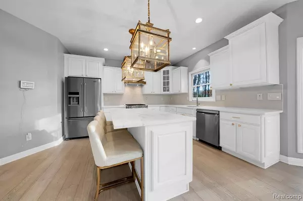 Clarkston, MI 48348 4195,9751 Kingston Pointe Drive