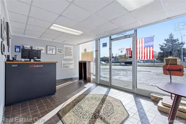 Royal Oak, MI 48073 0940,32044 Woodward Avenue