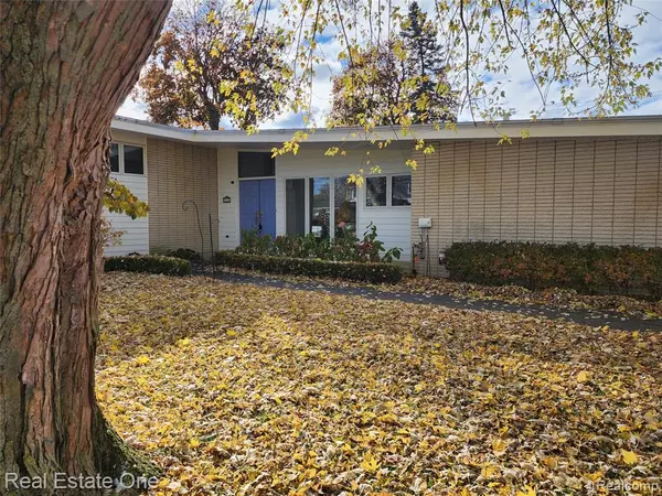 Bloomfield Village, MI 48301 3037,6660 Woodbank Drive