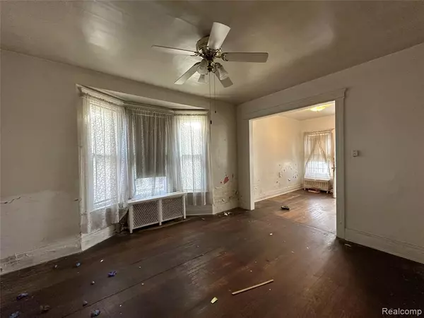 Detroit, MI 48213 2457,6170 Field Street